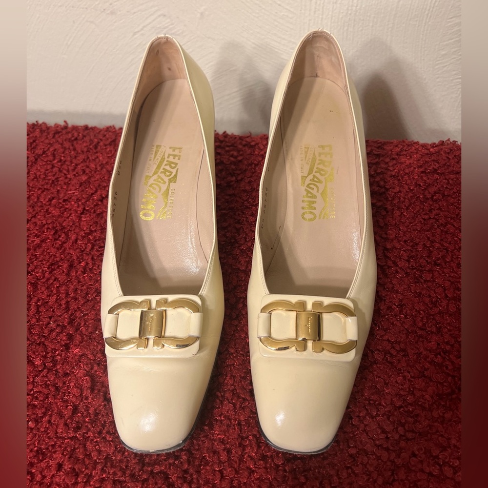 Vintage Rare Salvatore Ferragamo 9.5 AA cream leather heels Pumps Shoes